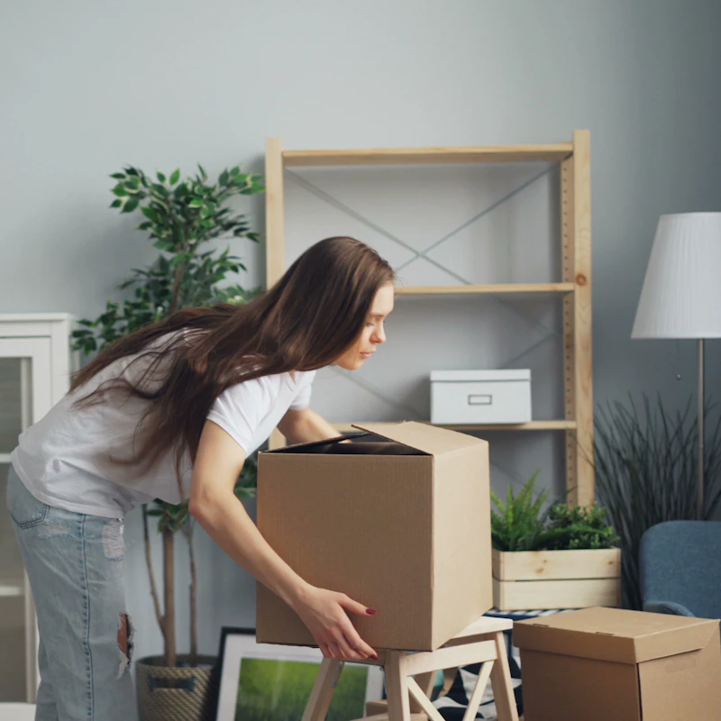 Persona empacando cajas en su casa durante una mudanza local