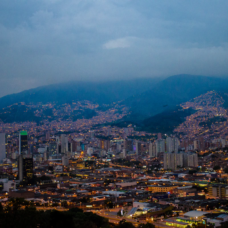 Panorámica de una ciudad colombiana entre montañas al atardecer